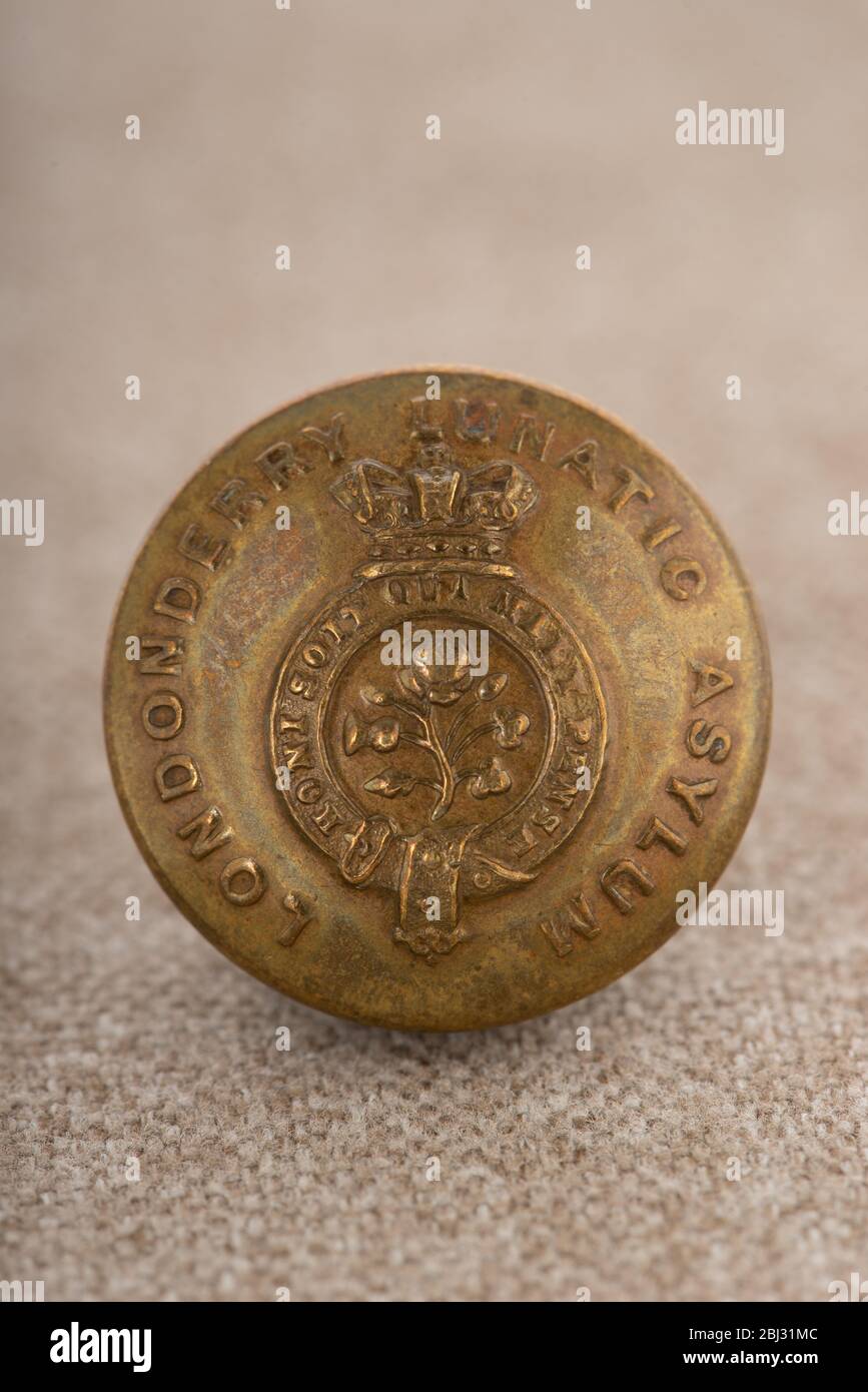 Bouton uniforme de laiton d'asile lunatique Londonderry Banque D'Images