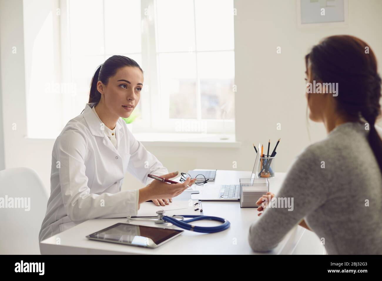 Consultation de femmes médecins au bureau de la clinique. Banque D'Images