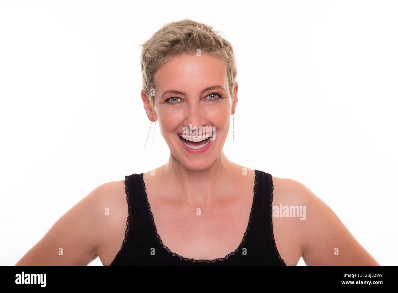 Femme blonde à cheveux courts avec un grand sourire, dents blanches Banque D'Images