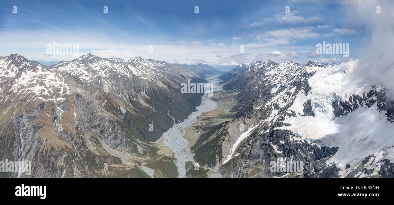 Aérien, depuis un planeur, avec Ben Ohau et Naumann s'étend sur la vallée de la rivière Dobson, tourné dans une lumière de printemps vive du nord, Canterbury, South Island, New Banque D'Images