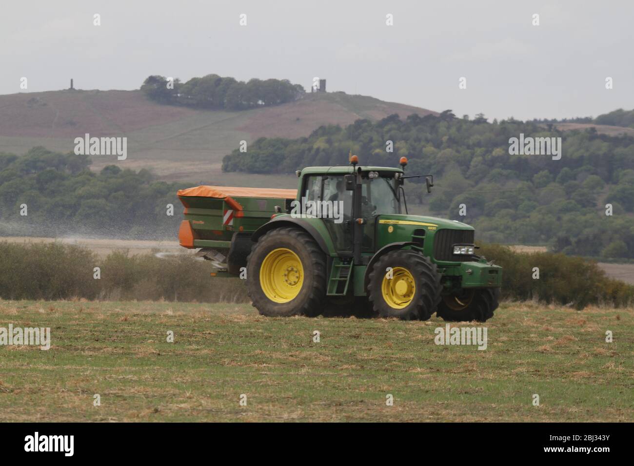 Champs d'engrais du tracteur Banque D'Images