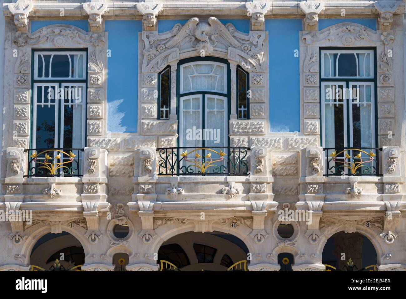 Le Museuu Arte Nova, décoré de balcons traditionnels, est un musée d'art moderne situé à Aveiro, au Portugal Banque D'Images