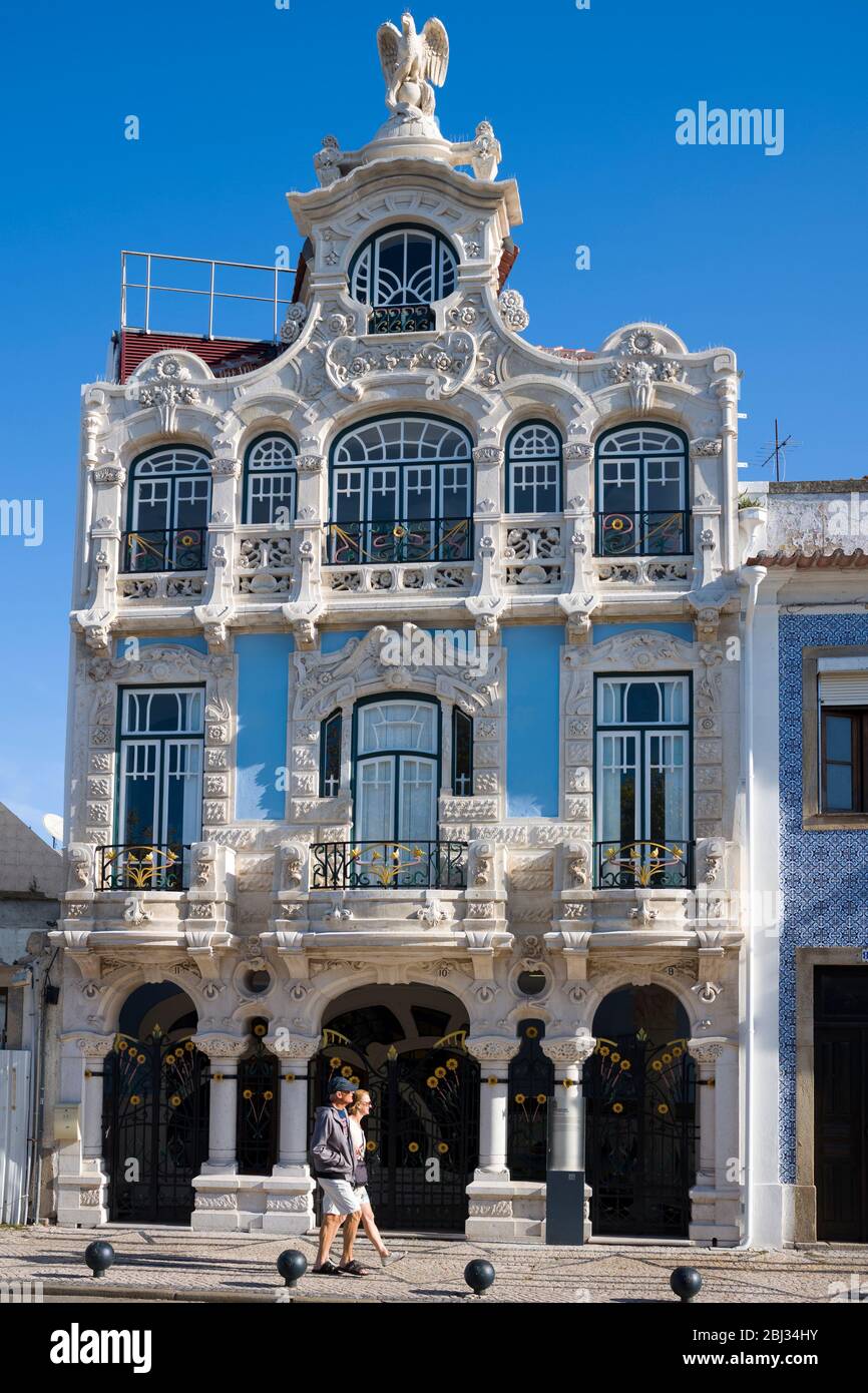 Les touristes passent devant le Museuu Arte Nova, un musée d'art moderne, et la Casa de Cha, avec un balcon traditionnel, à Aveiro, au Portugal Banque D'Images