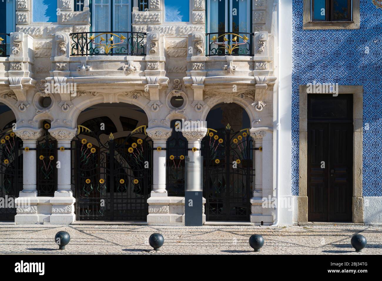 Le Museuu Arte Nova, décoré de balcons traditionnels, est un musée d'art moderne situé à Aveiro, au Portugal Banque D'Images