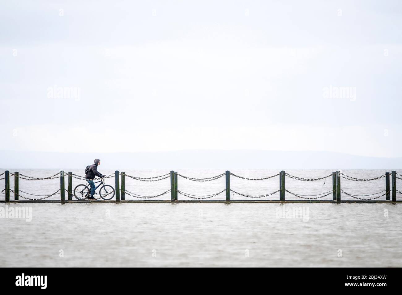 Traversée du mur de la mer au lac marin à Weston super Mare. Banque D'Images