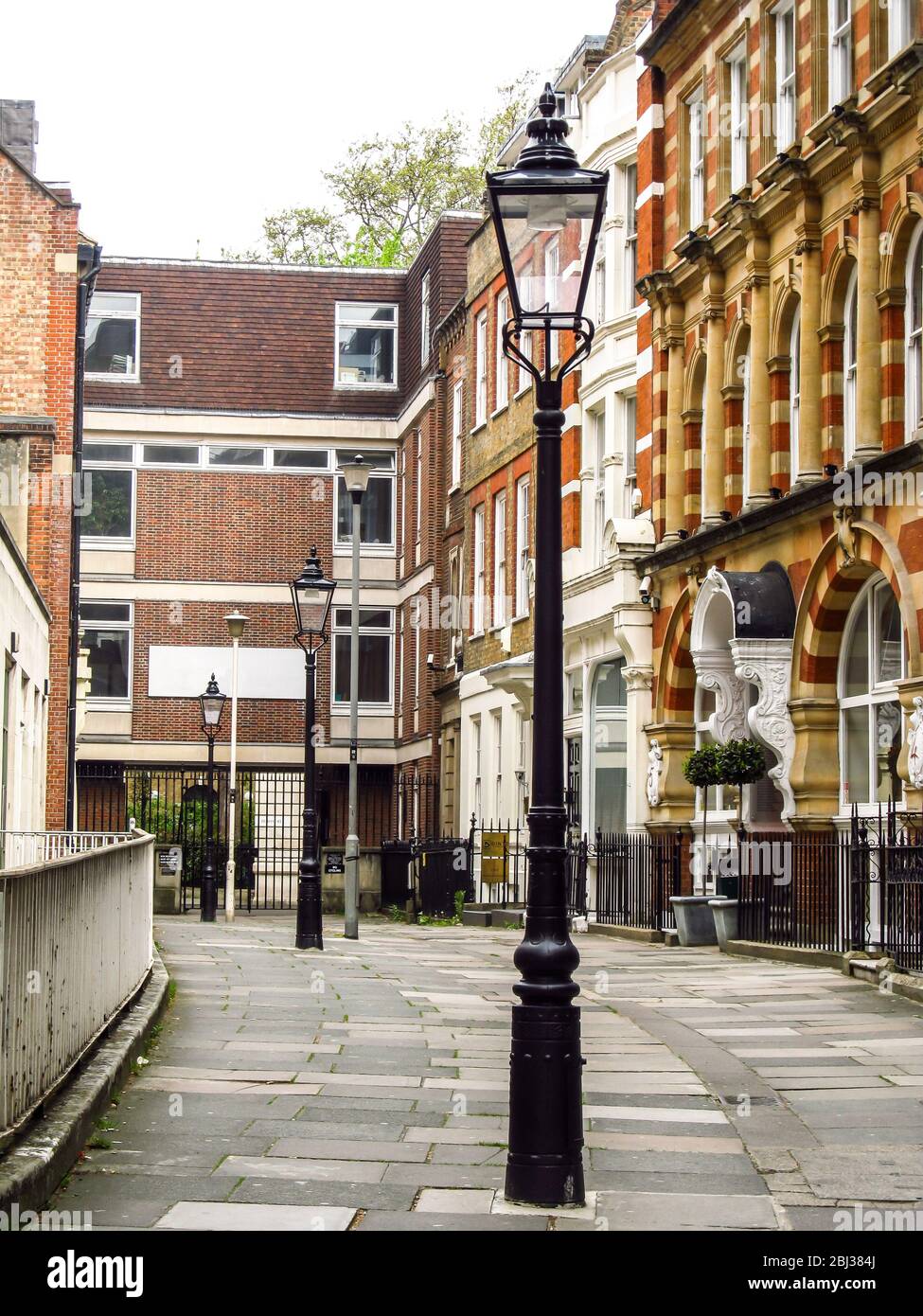 Une petite rue piétonne de Londres de l'époque victorienne dans le Holborn Région de Londres, Royaume-Uni Banque D'Images