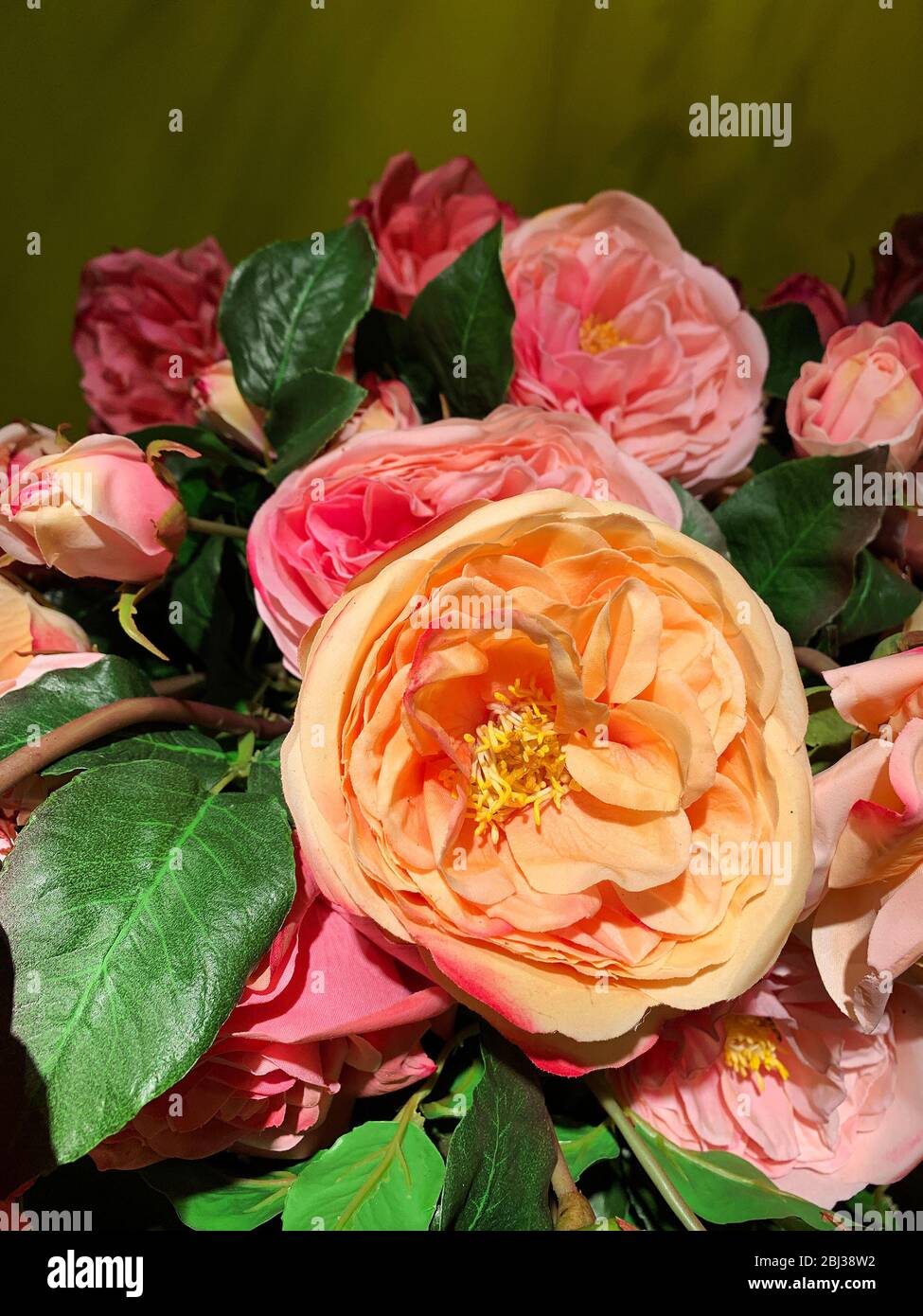 Vue rapprochée de fausses compositions de fleurs artificielles. Banque D'Images