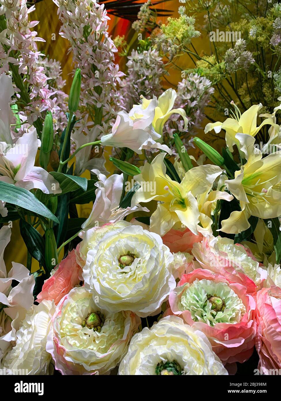 Vue rapprochée de fausses compositions de fleurs artificielles. Banque D'Images