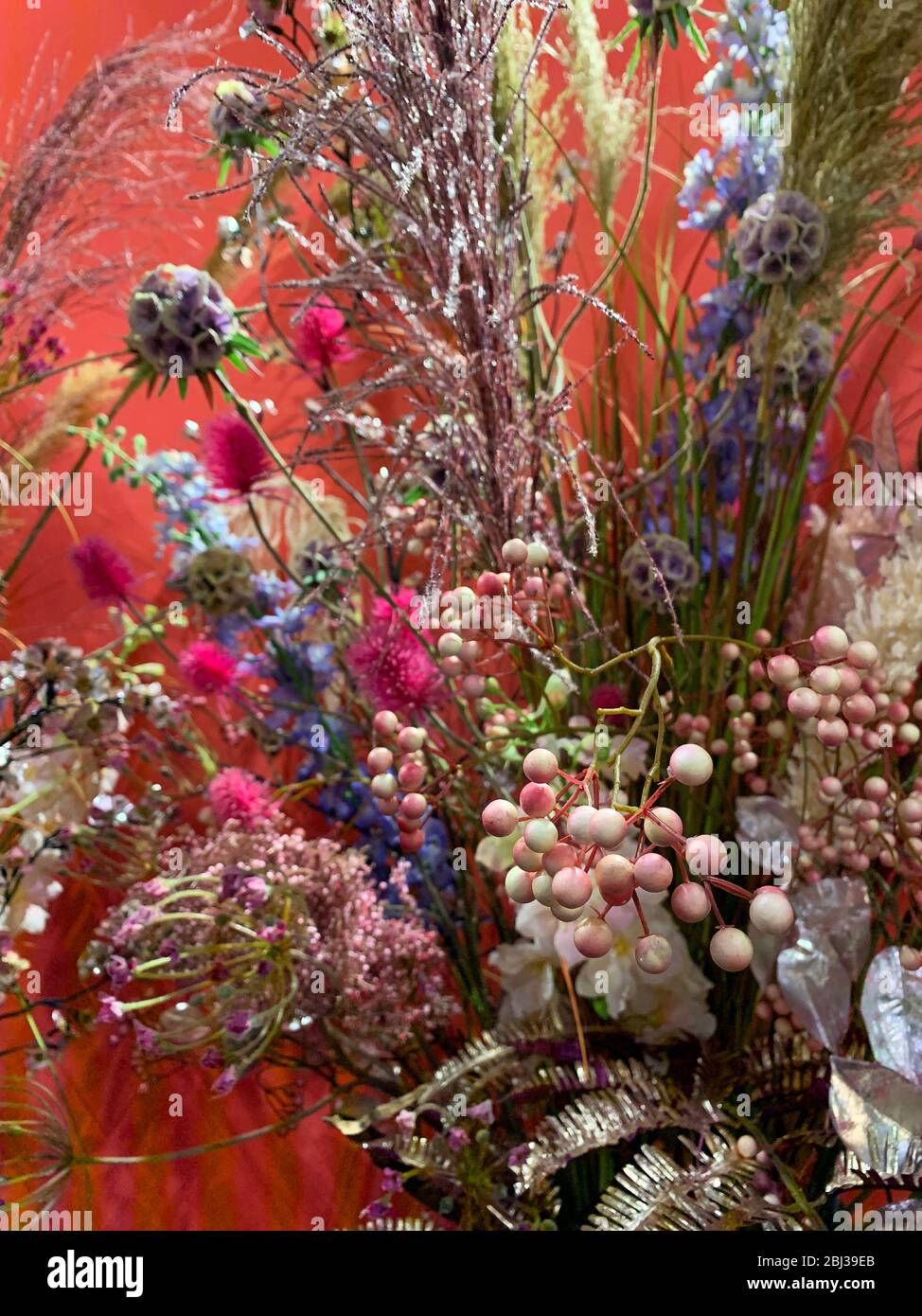 Vue rapprochée de fausses fleurs artificielles et de l'arrangement de plantes. Banque D'Images