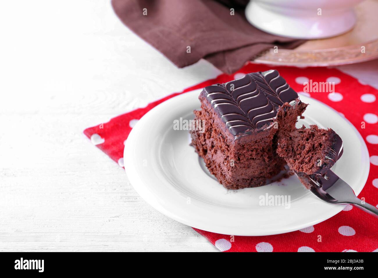 Table avec gâteaux au chocolat sur fond rouge en pointillés Banque D'Images
