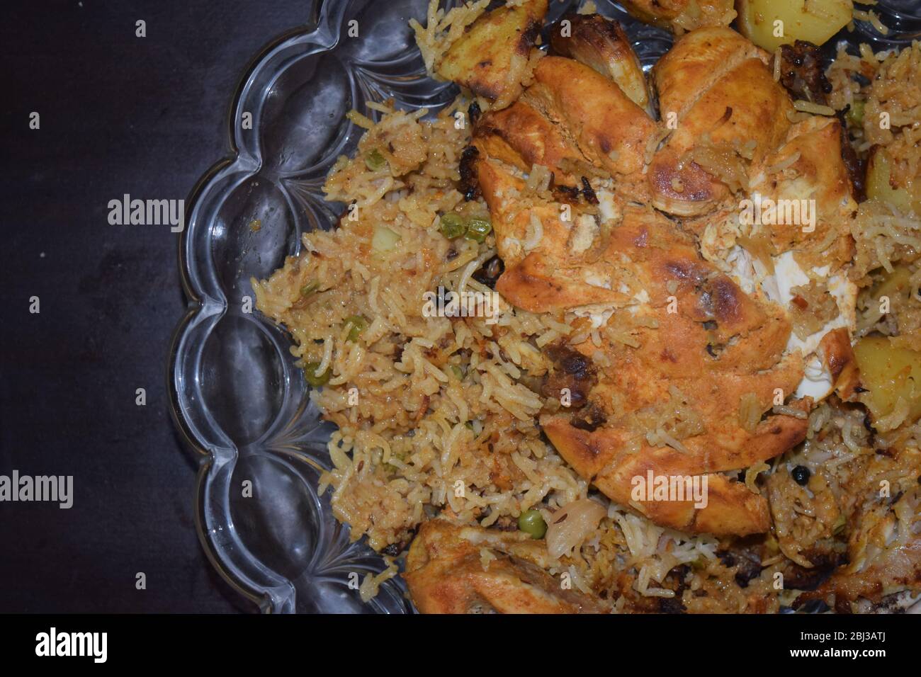 Poulet entier rôti avec riz farci et pomme de terre Banque D'Images