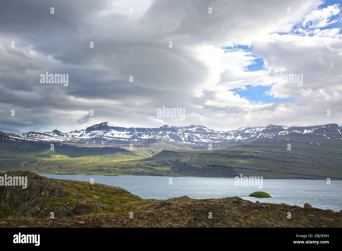 La péninsule de Holmanes et la réserve naturelle abritent une nature et un paysage variés et magnifiques. Eskifjordur, Islande de l'est. Banque D'Images