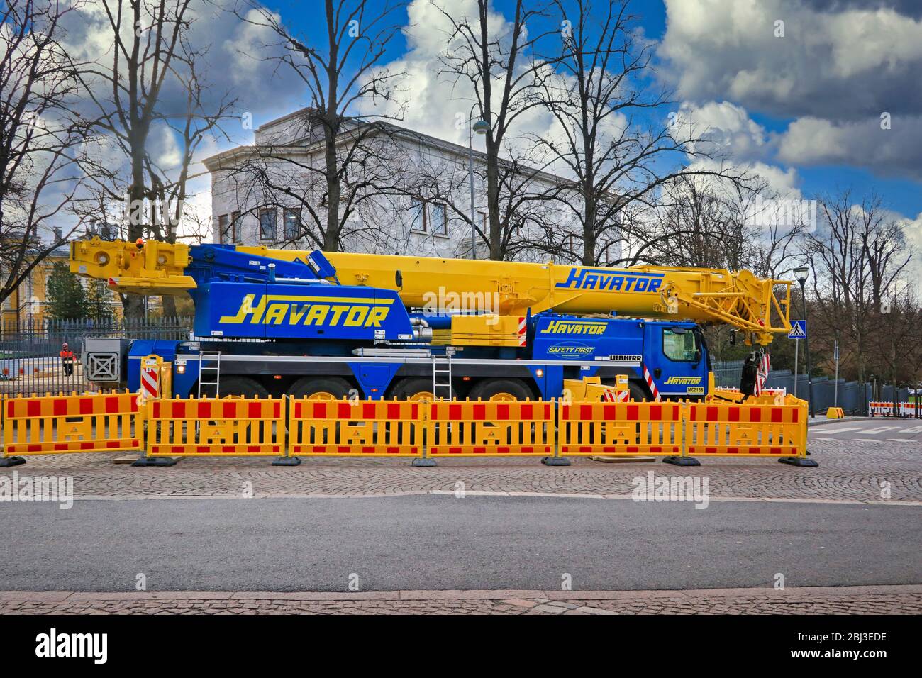 Grue mobile Liebherr de Havator Oy sur la rue sur le lieu de travail. Helsinki, Finlande. 28 avril 2020. Banque D'Images
