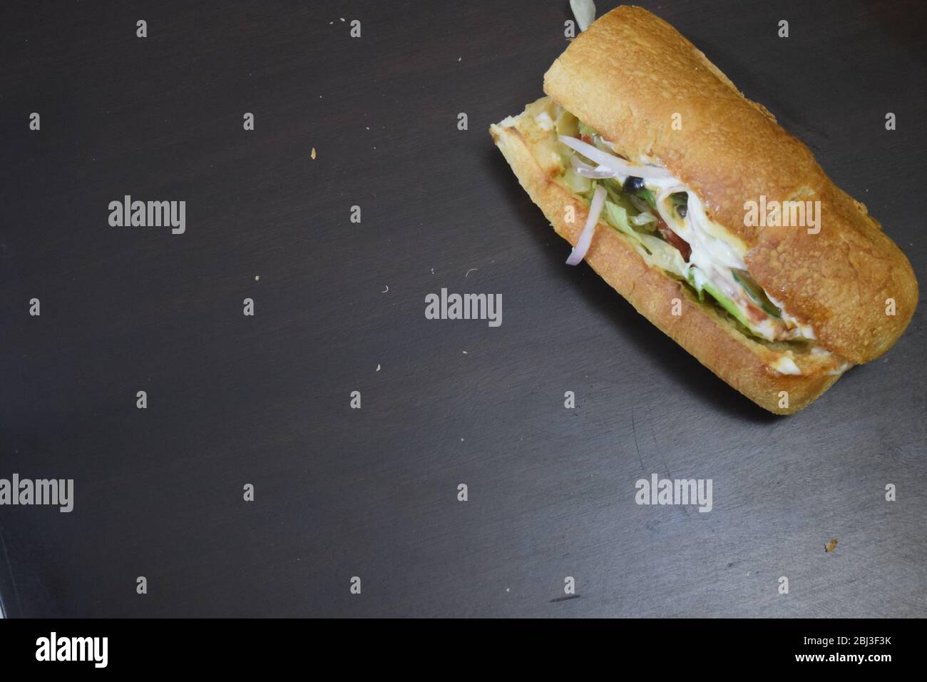 Hamburger fait avec du pain italien et des morceaux de tandoori de poulet Banque D'Images