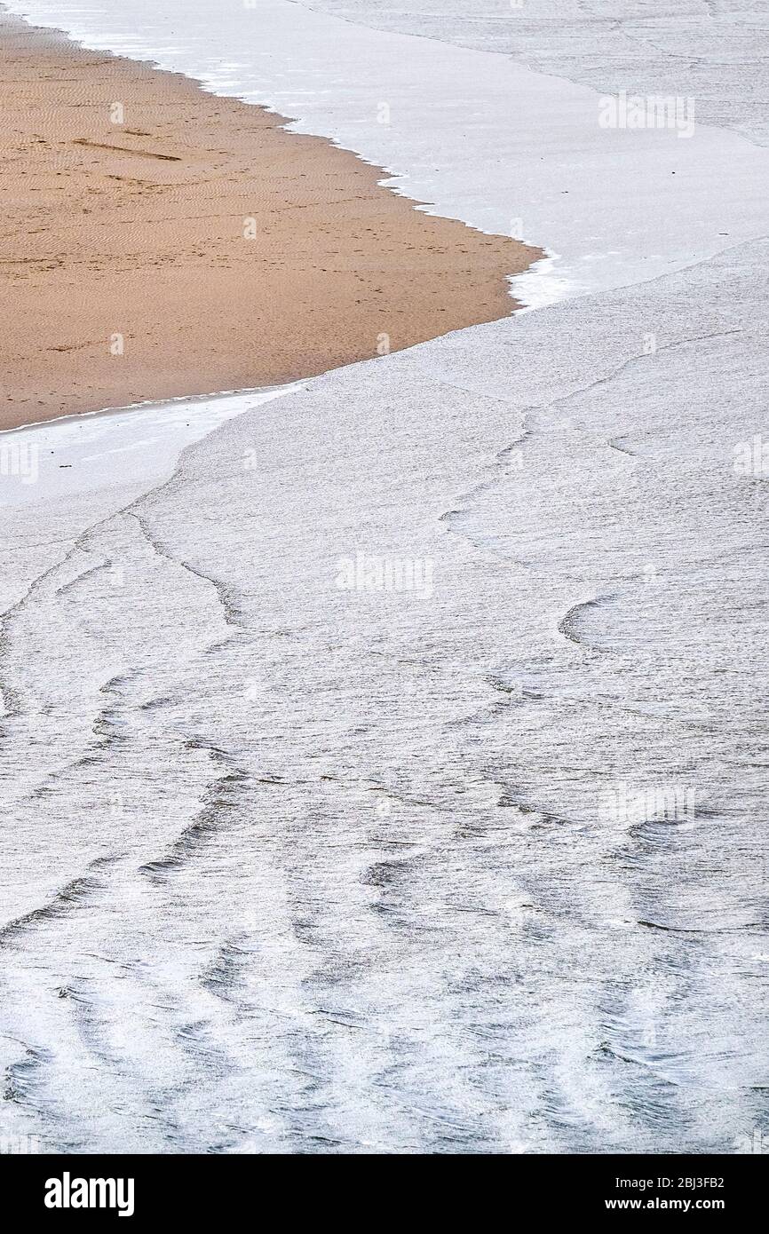 La marée entrante coule doucement sur la plage de Crantock à Newquay, à Cornwall. Banque D'Images
