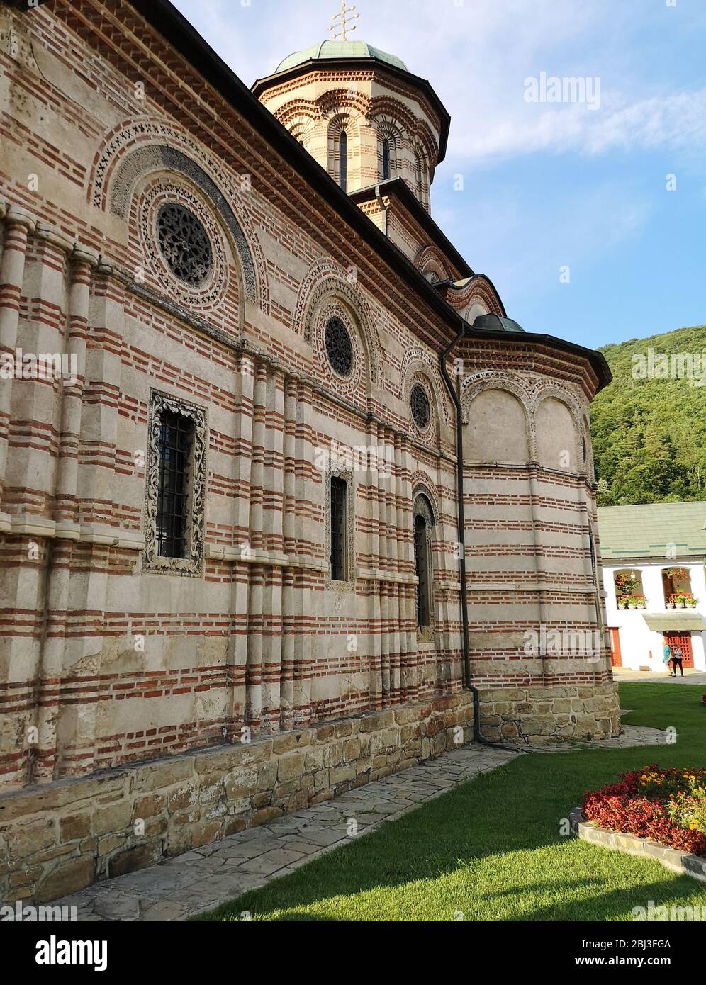 Détails sur la façade latérale du monastère de Cozia, une ancienne église médiévale du XIVe siècle et célèbre destination touristique pour les personnes spirituelles trouvées dans RO Banque D'Images