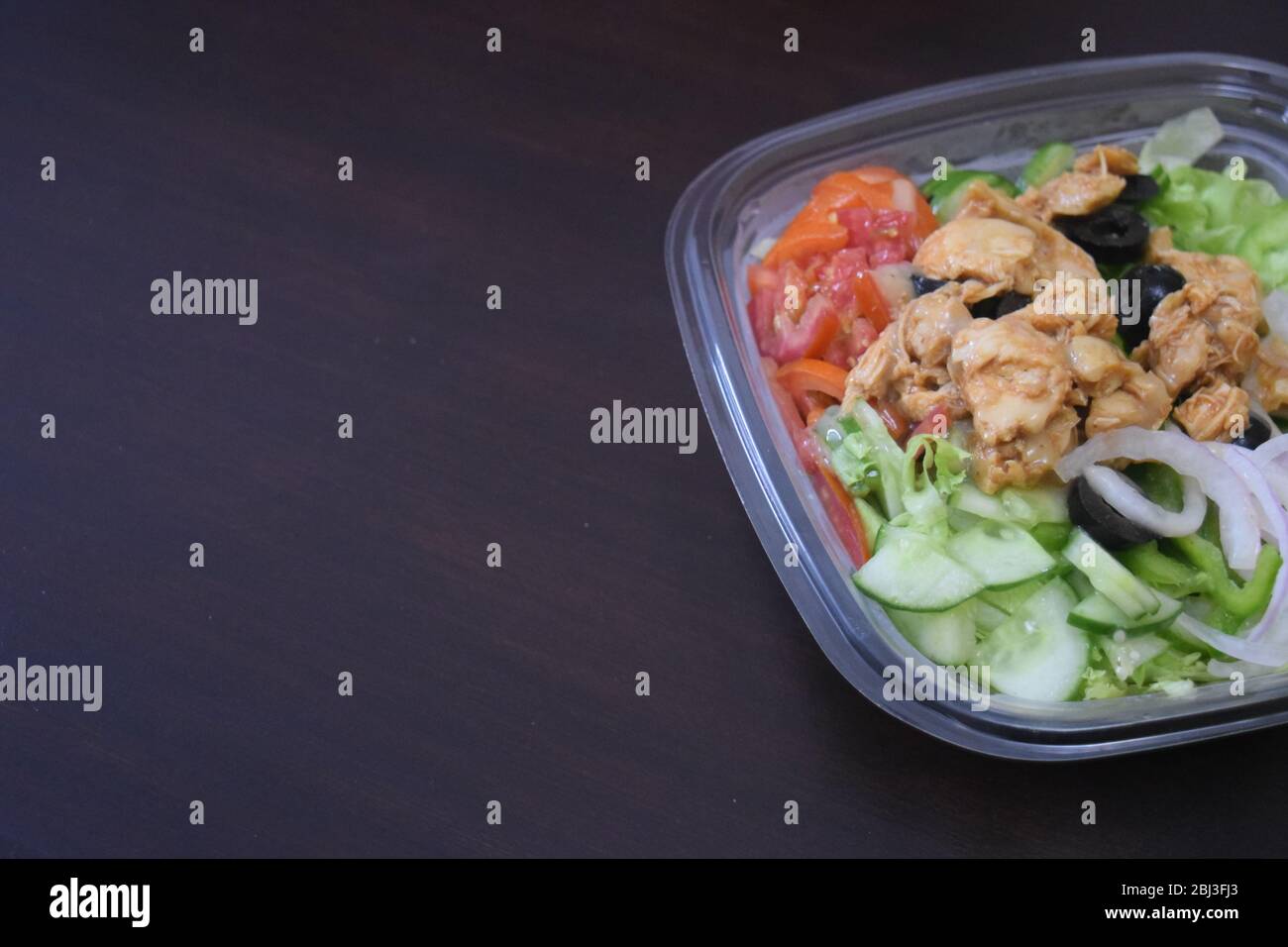 Salade de poulet Tikka avec espace pour ajouter du texte Banque D'Images