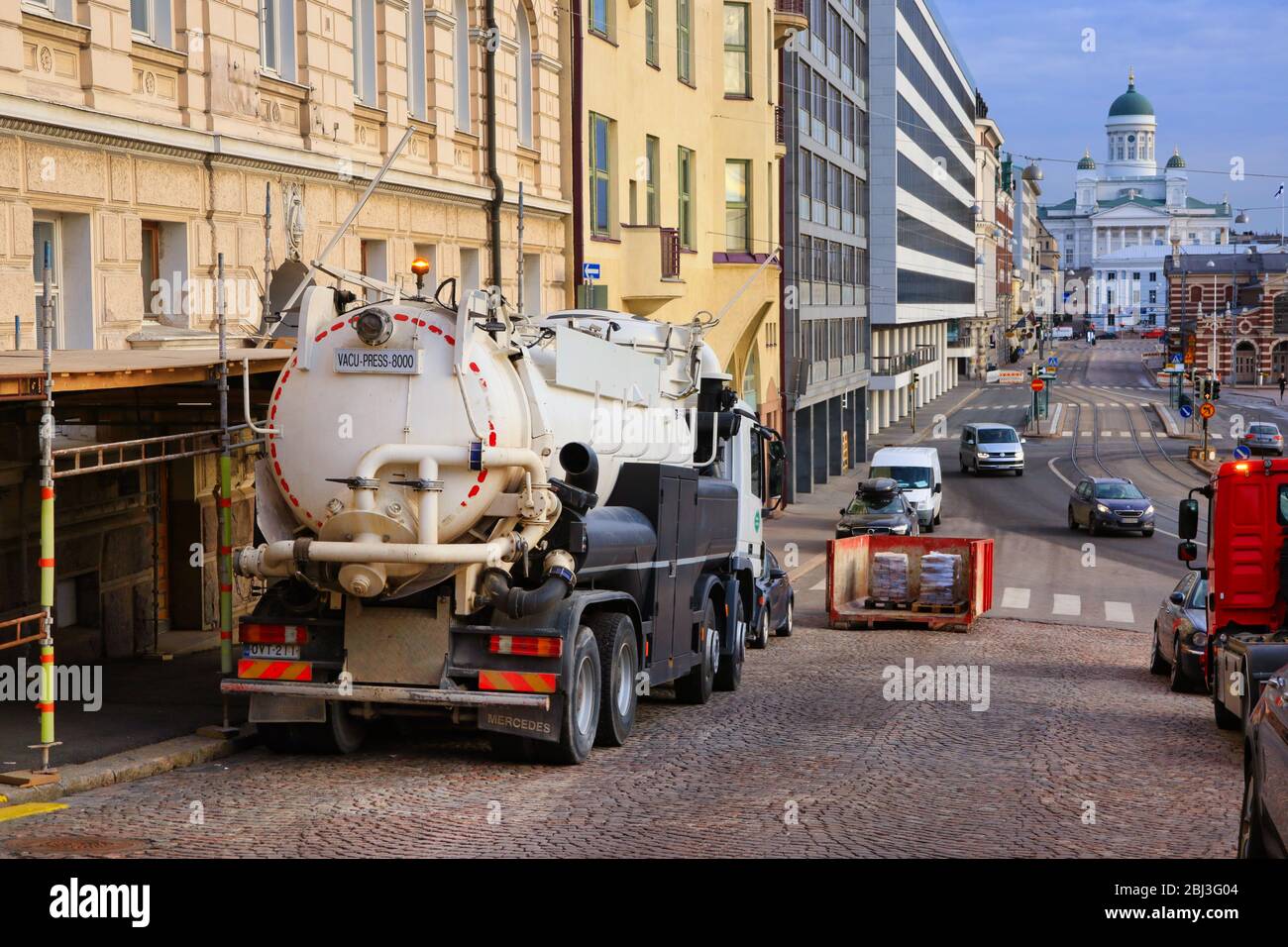 White Vau-Press 8000 camion par ville de travail. La presse Vacu est adaptée à l'aspiration et au soufflage de matériaux secs et humides. Helsinki, Finlande. 28 avril, 20. Banque D'Images