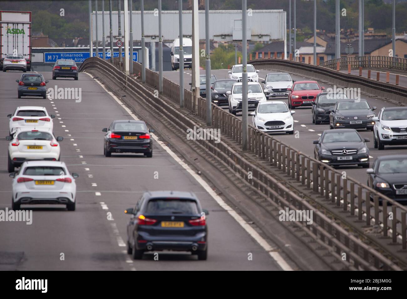 Glasgow, Royaume-Uni. 28 avril 2020. Photo : circulation prolongée des heures de pointe sur l'autoroute M 8 du pont de Kingston - le pont routier le plus achalandé d'Écosse qui transporte normalement plus de 110 000 véhicules par jour. Crédit : Colin Fisher/Alay Live News Banque D'Images