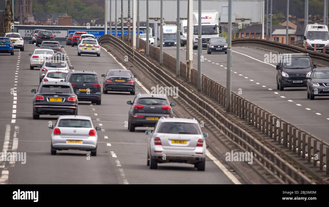 Glasgow, Royaume-Uni. 28 avril 2020. Photo : circulation prolongée des heures de pointe sur l'autoroute M 8 du pont de Kingston - le pont routier le plus achalandé d'Écosse qui transporte normalement plus de 110 000 véhicules par jour. Crédit : Colin Fisher/Alay Live News Banque D'Images