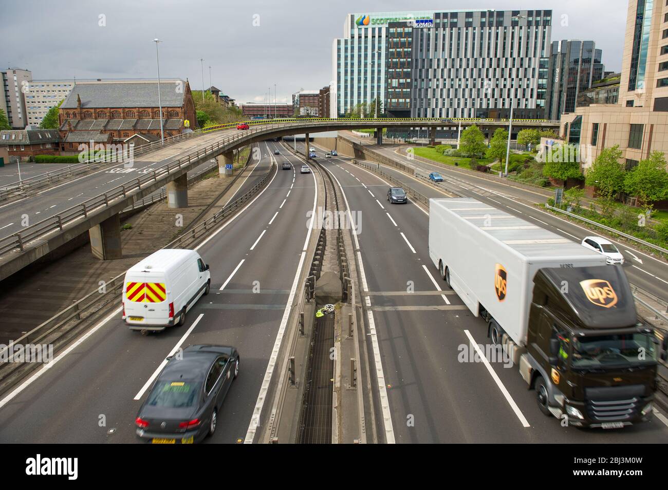 Glasgow, Royaume-Uni. 28 avril 2020. Photo : circulation prolongée des heures de pointe sur l'autoroute M 8 du pont de Kingston - le pont routier le plus achalandé d'Écosse qui transporte normalement plus de 110 000 véhicules par jour. Crédit : Colin Fisher/Alay Live News Banque D'Images