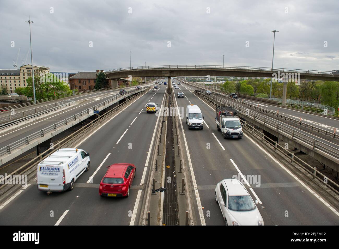 Glasgow, Royaume-Uni. 28 avril 2020. Photo : circulation prolongée des heures de pointe sur l'autoroute M 8 du pont de Kingston - le pont routier le plus achalandé d'Écosse qui transporte normalement plus de 110 000 véhicules par jour. Crédit : Colin Fisher/Alay Live News Banque D'Images