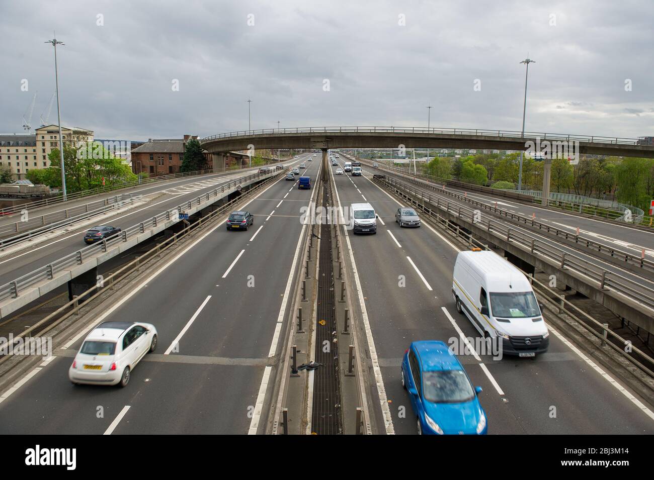 Glasgow, Royaume-Uni. 28 avril 2020. Photo : circulation prolongée des heures de pointe sur l'autoroute M 8 du pont de Kingston - le pont routier le plus achalandé d'Écosse qui transporte normalement plus de 110 000 véhicules par jour. Crédit : Colin Fisher/Alay Live News Banque D'Images