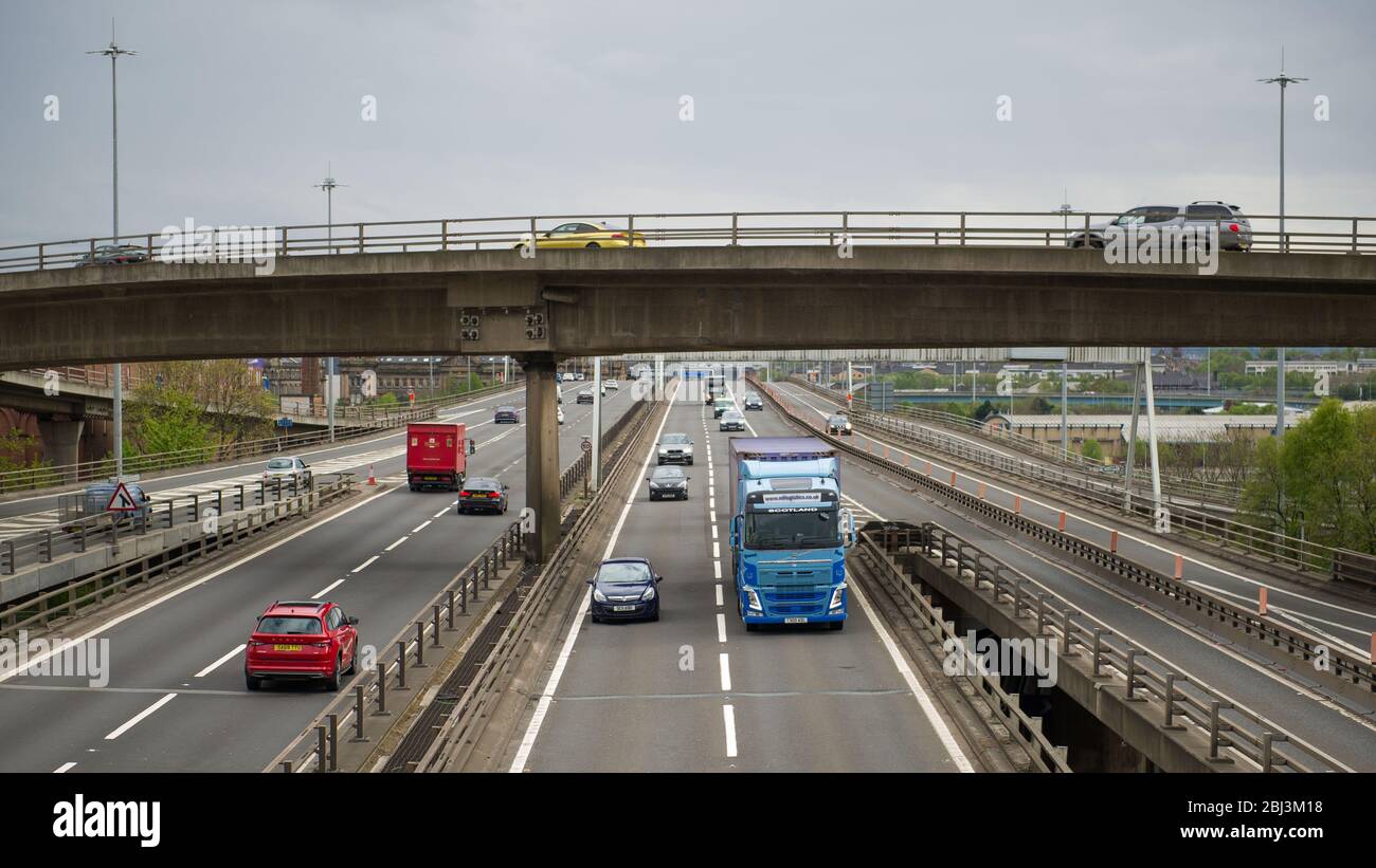 Glasgow, Royaume-Uni. 28 avril 2020. Photo : circulation prolongée des heures de pointe sur l'autoroute M 8 du pont de Kingston - le pont routier le plus achalandé d'Écosse qui transporte normalement plus de 110 000 véhicules par jour. Crédit : Colin Fisher/Alay Live News Banque D'Images