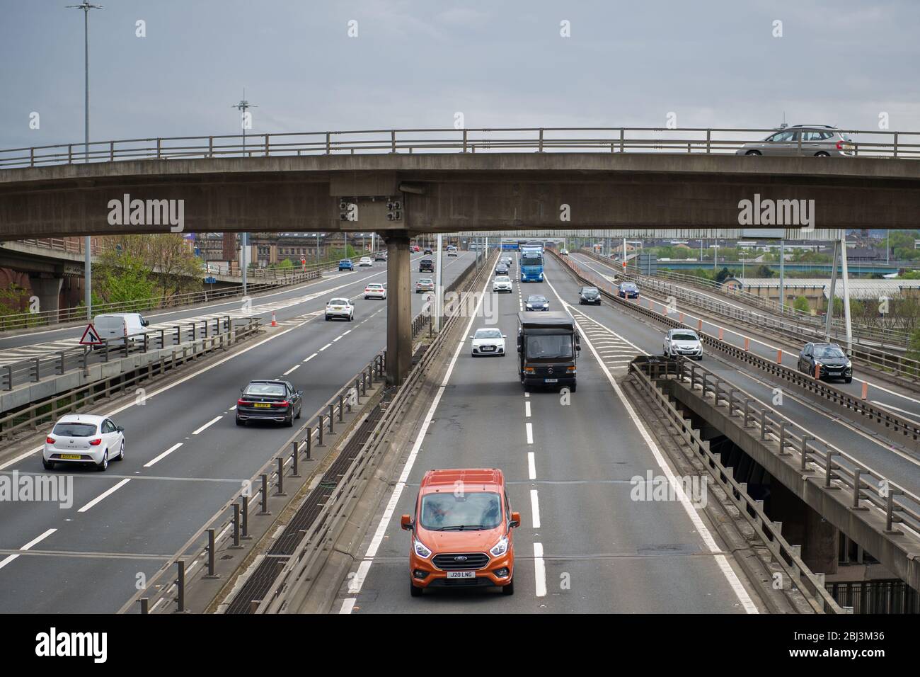 Glasgow, Royaume-Uni. 28 avril 2020. Photo : circulation prolongée des heures de pointe sur l'autoroute M 8 du pont de Kingston - le pont routier le plus achalandé d'Écosse qui transporte normalement plus de 110 000 véhicules par jour. Crédit : Colin Fisher/Alay Live News Banque D'Images