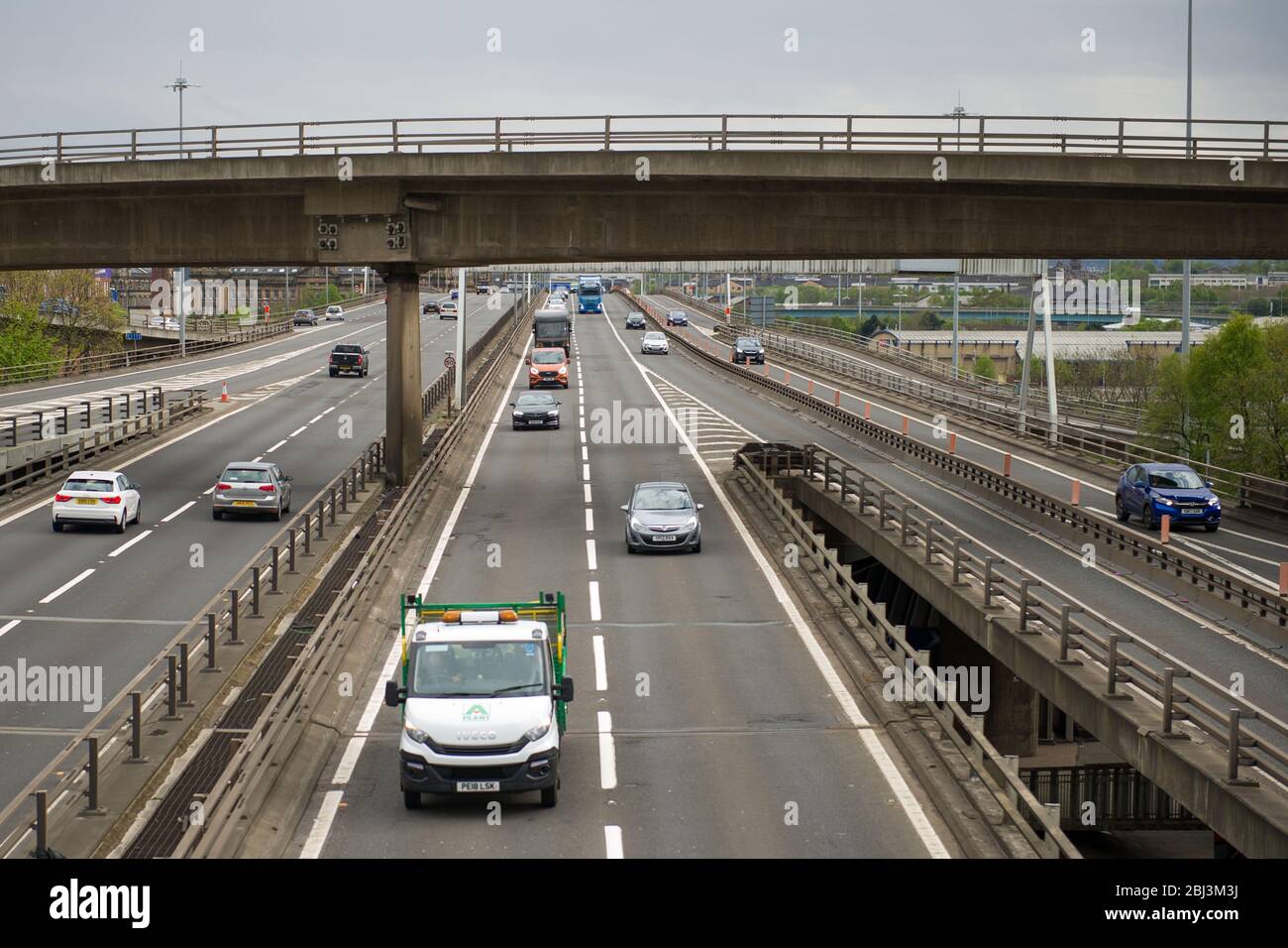 Glasgow, Royaume-Uni. 28 avril 2020. Photo : circulation prolongée des heures de pointe sur l'autoroute M 8 du pont de Kingston - le pont routier le plus achalandé d'Écosse qui transporte normalement plus de 110 000 véhicules par jour. Crédit : Colin Fisher/Alay Live News Banque D'Images