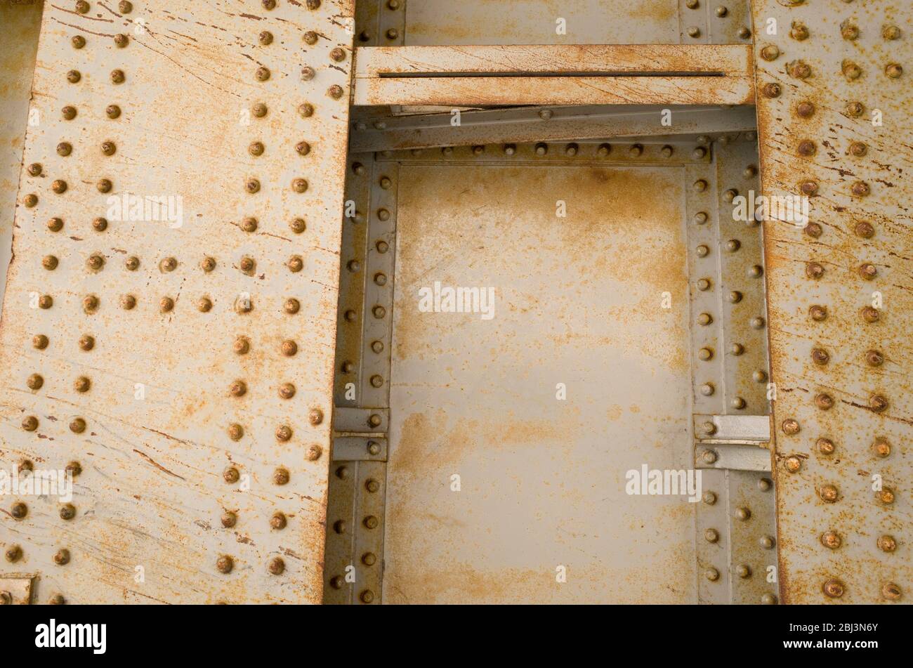 Gros plan des rivets sur les poutres en acier d'un pont ferroviaire britannique à Seasalter, Kent, Angleterre Banque D'Images