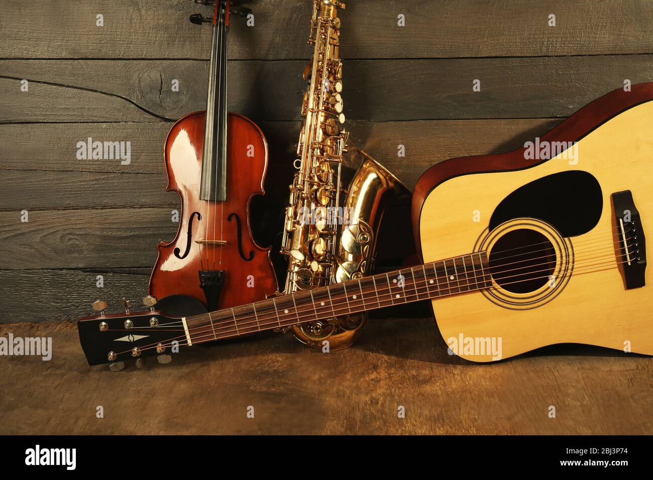 Instruments de musique sur fond en bois Banque D'Images