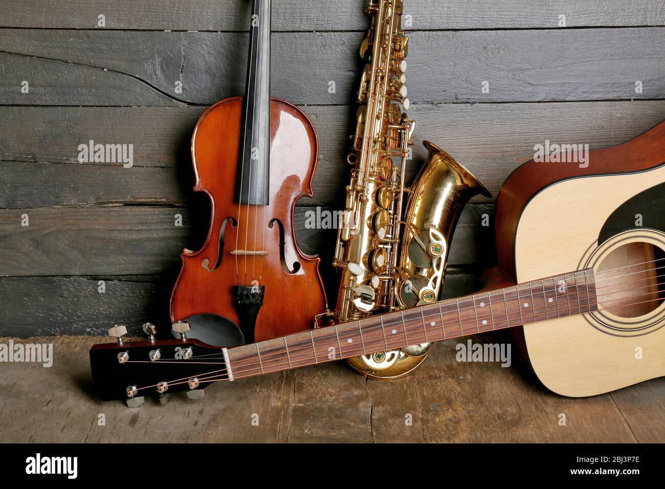 Instruments de musique sur fond en bois Banque D'Images