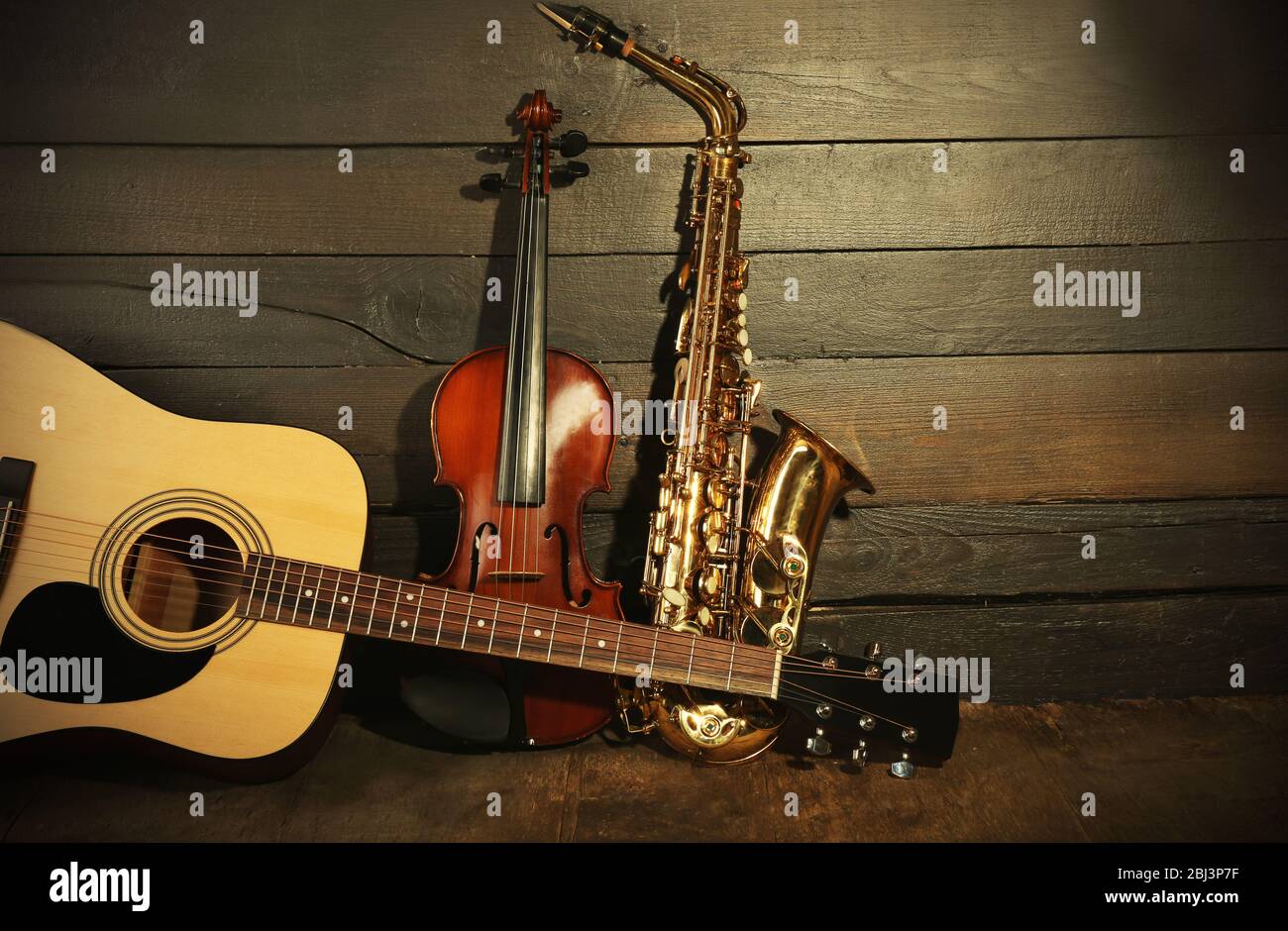 Instruments de musique sur fond en bois Banque D'Images