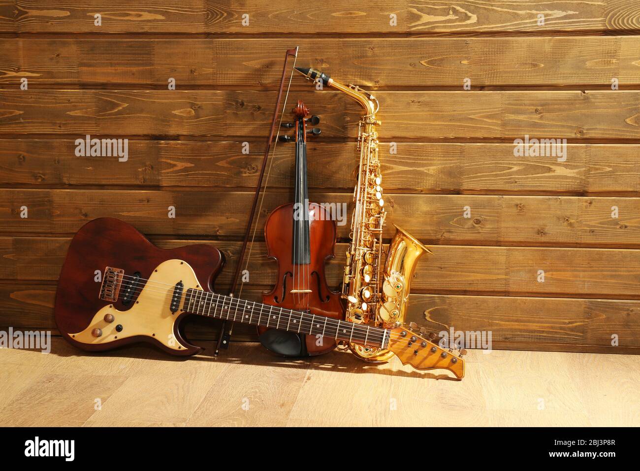 Instruments de musique sur fond en bois Banque D'Images