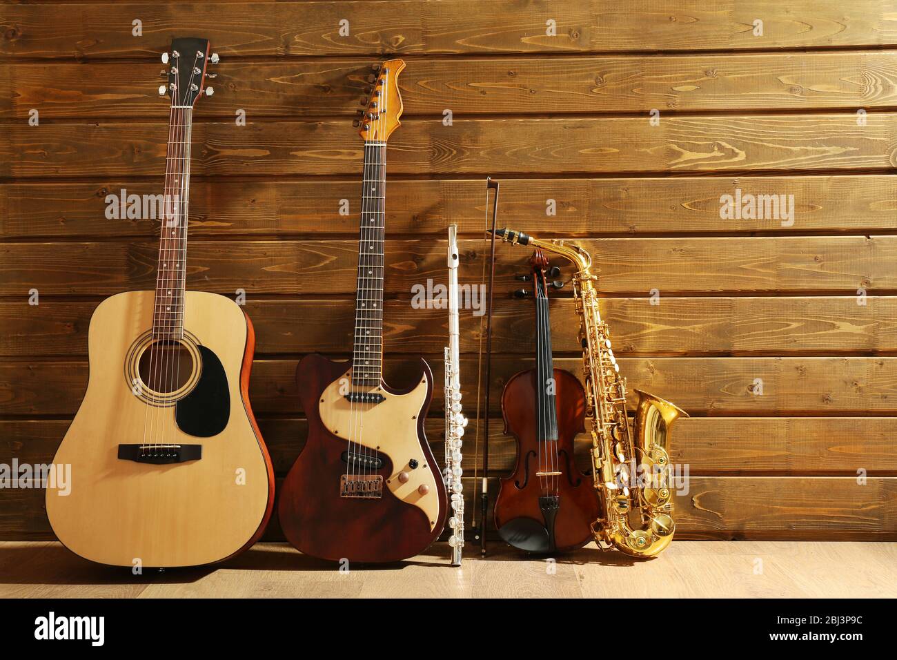 Instruments de musique sur fond en bois Banque D'Images