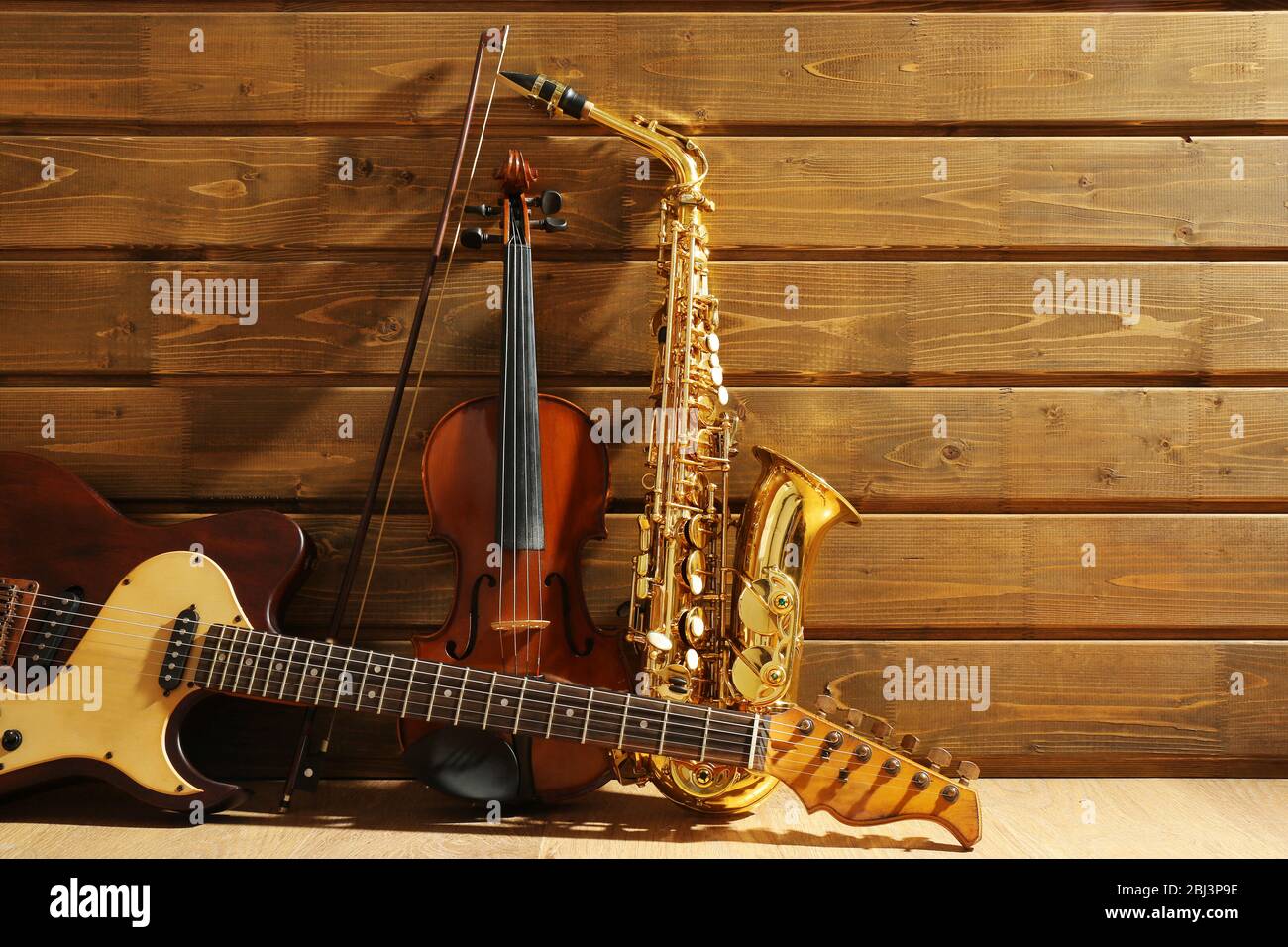 Instruments de musique sur fond en bois Banque D'Images