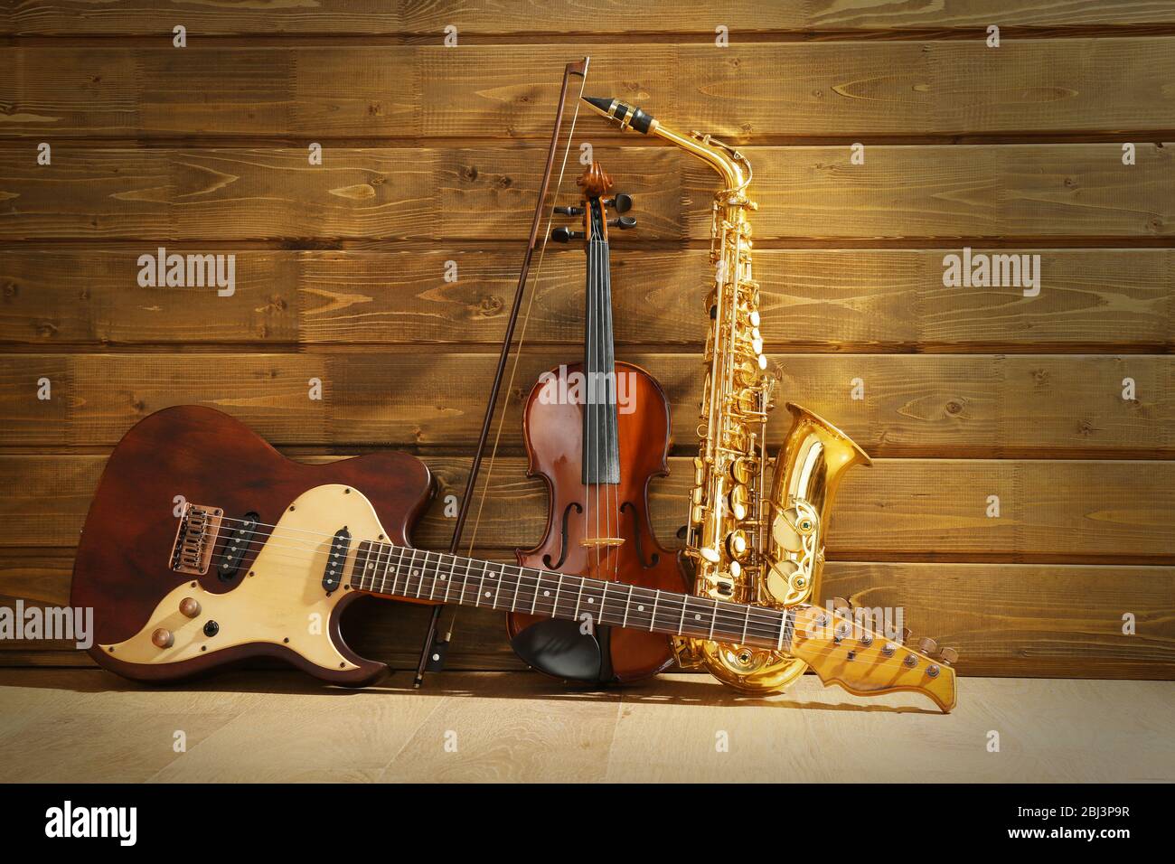 Instruments de musique sur fond en bois Banque D'Images