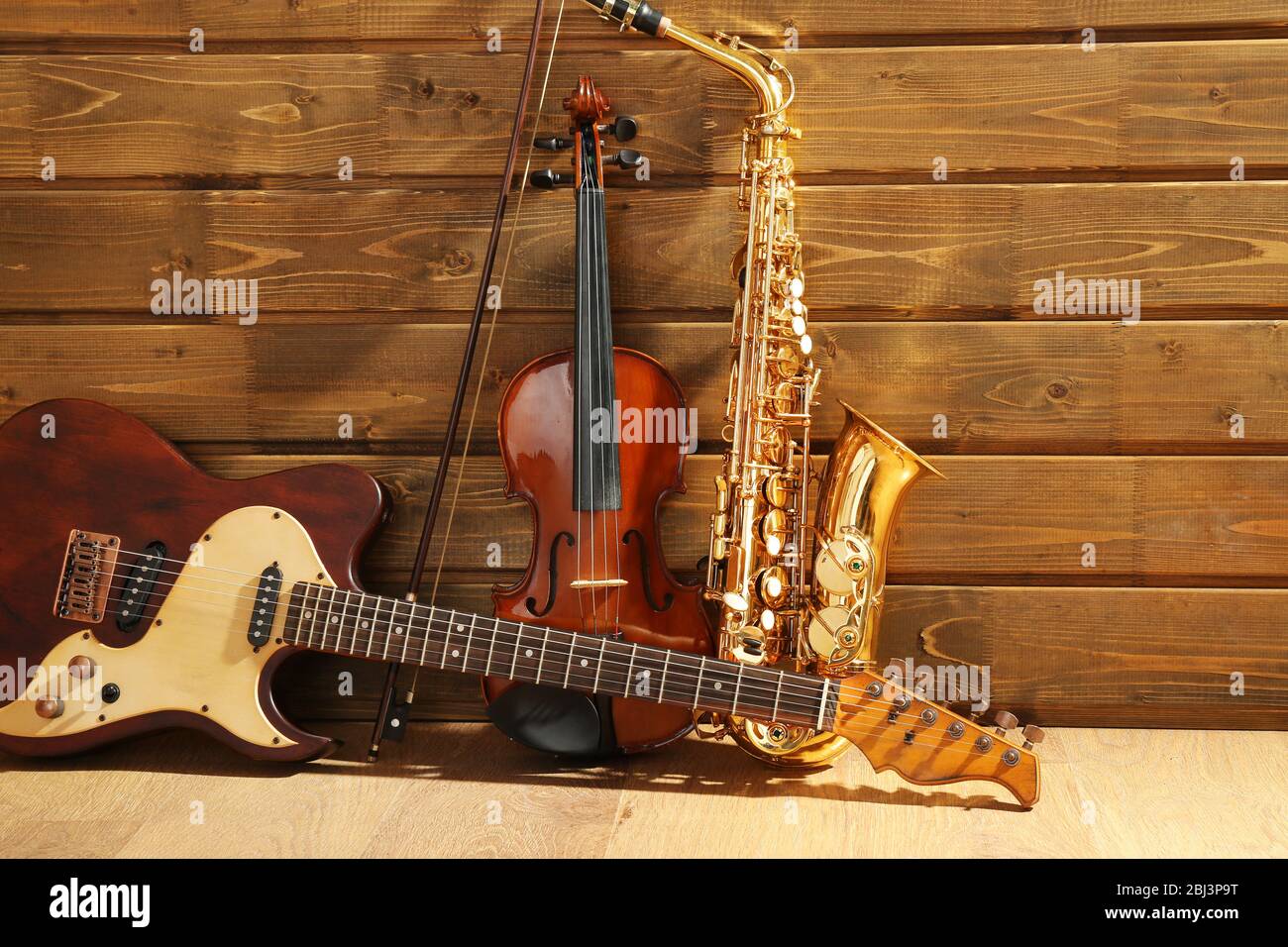 Instruments de musique sur fond en bois Banque D'Images