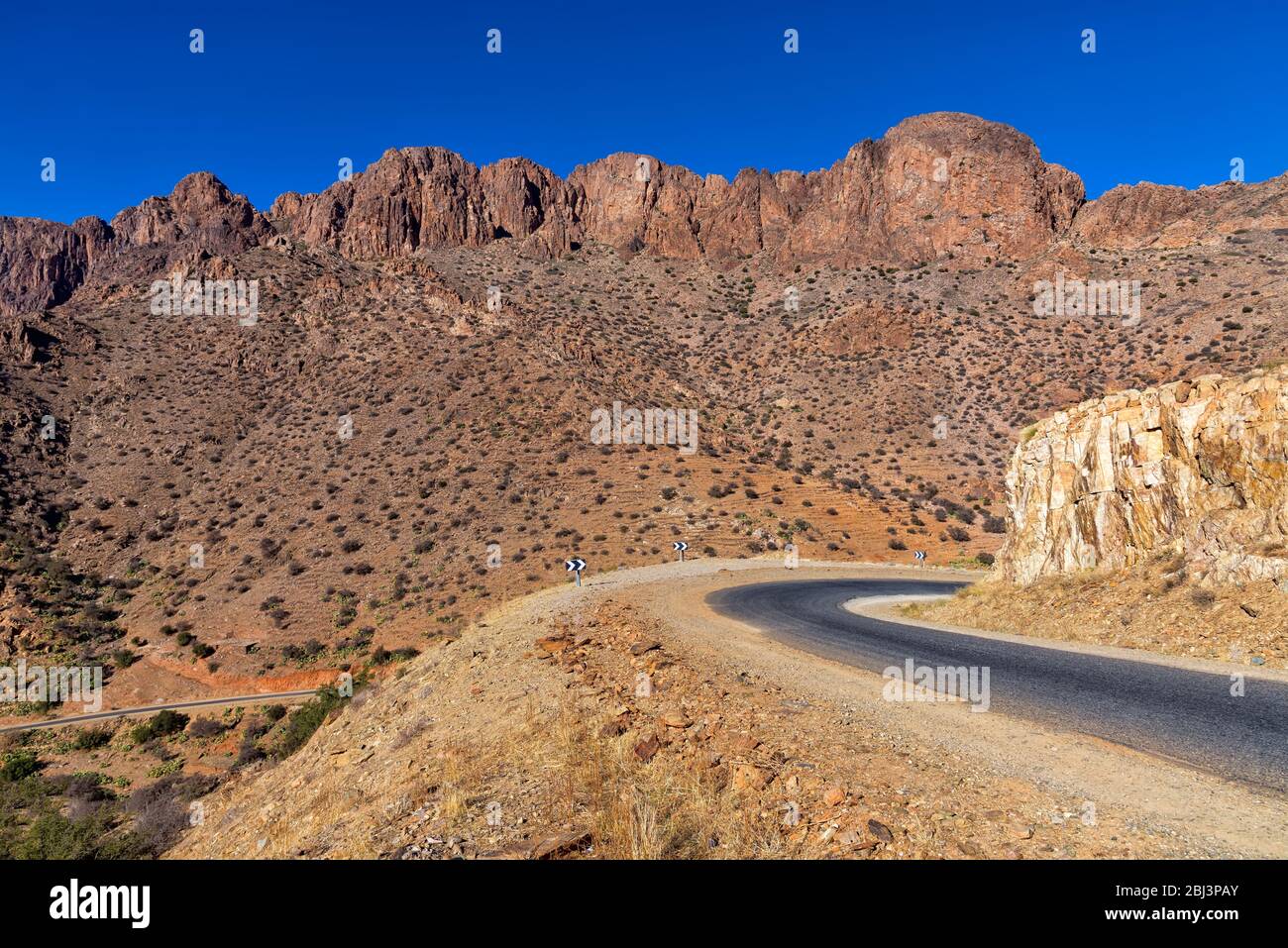 Paysage le long de la route 105 près de Tafraout au Maroc. Cette route le long de la montagne atlas est une expérience fantastique, avec une route étroite et très sinueuse Banque D'Images