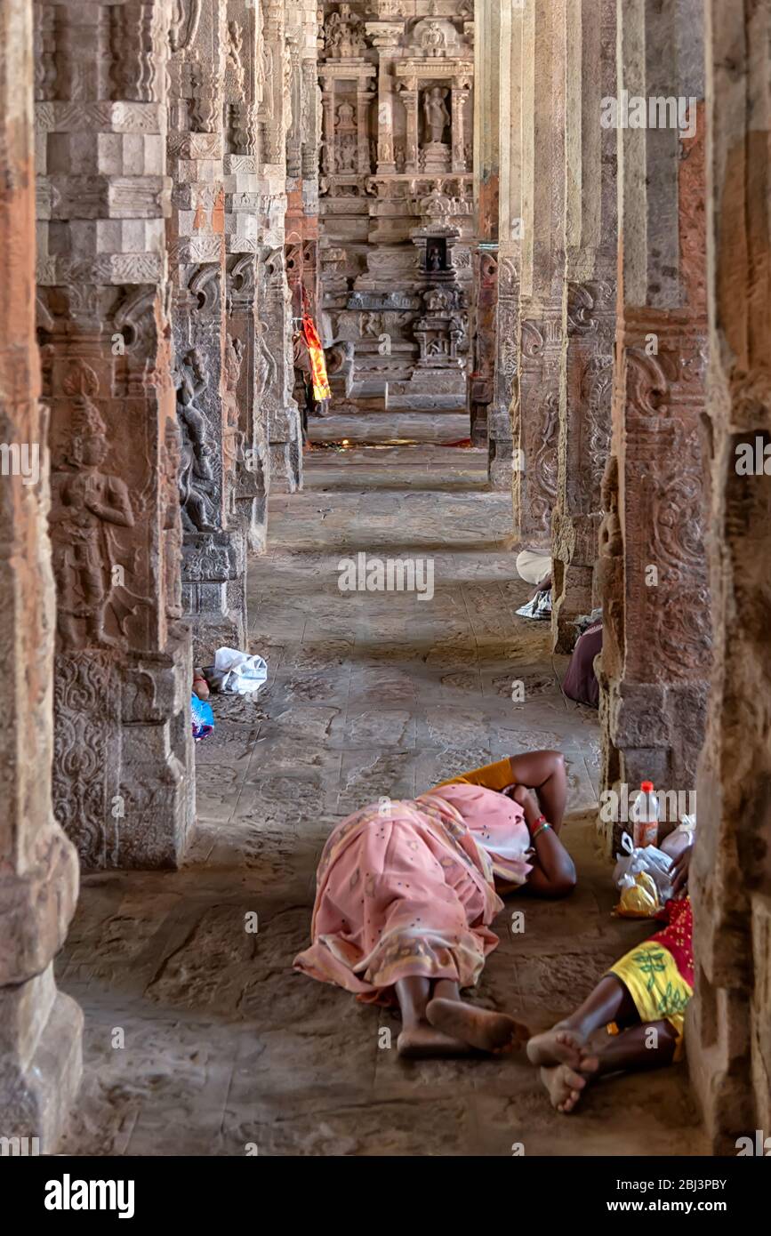 Srirangam, Inde - 22 août 2018 : pèlerins se reposant sur le sol dans le temple de Ranganathaswamy Banque D'Images