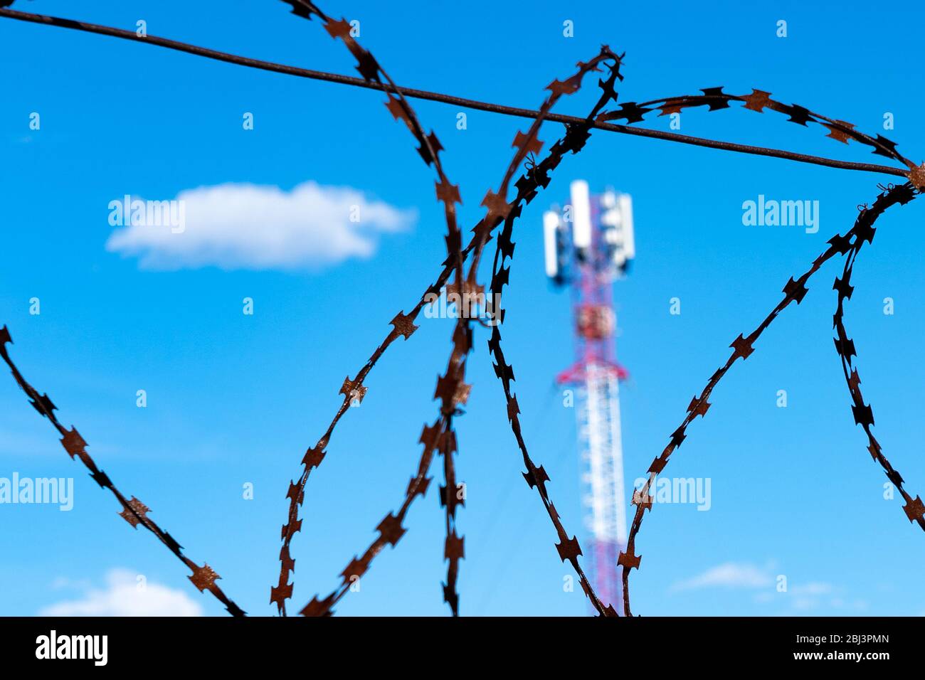 Concept d'interdiction des télécommunications. Les communications cellulaires sont enchevêtrées par des fils barbelés Banque D'Images