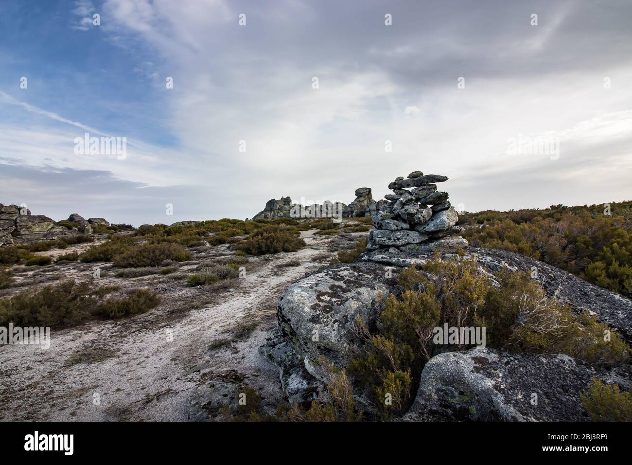 Cairns ou 'Mariolas' en portugais, sont des piles de pierres utilisées pour marquer les chemins des bergers ou des sentiers pédestres de Serra da Estrela (Portugal) Banque D'Images