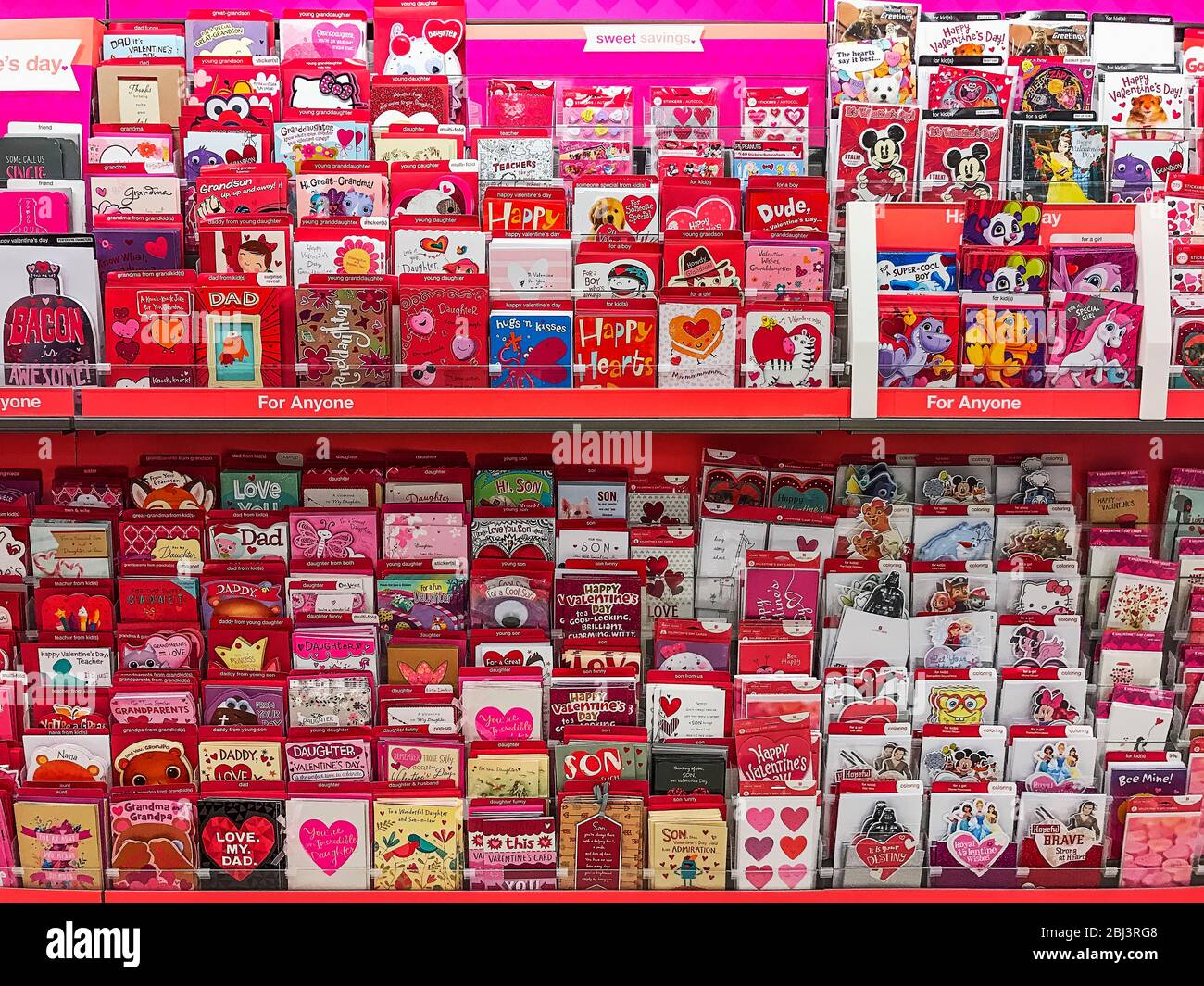 Rack de cartes de la Saint-Valentin dans une boutique de cartes de vœux. Banque D'Images