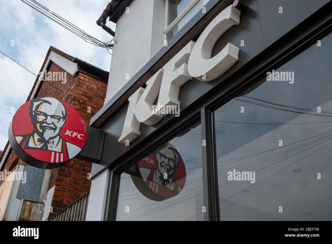 Cippenham, Slough, Berkshire, Royaume-Uni. 27 avril 2020. KFC rouvre un petit nombre de ses restaurants britanniques avec un menu limité pour la livraison seulement, en s'assurant qu'ils respectent les exigences de distanciation sociale pour leur personnel de cuisine. KFC a fait don de plus de 5 000 repas à des travailleurs clés du pays en association avec Deliveroo. Leurs succursales Berkshire restent temporairement fermées. Crédit : Maureen McLean/Alay Banque D'Images