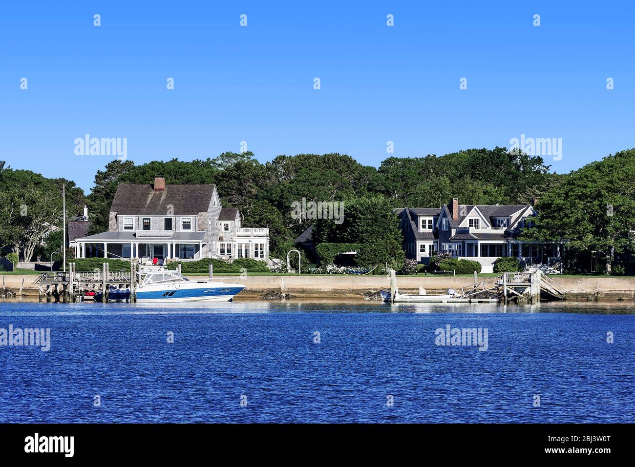Maisons exclusives sur le front de mer le long de la rivière Bass à Yarmouth, sur Cape Cod, dans le Massachusetts. Banque D'Images