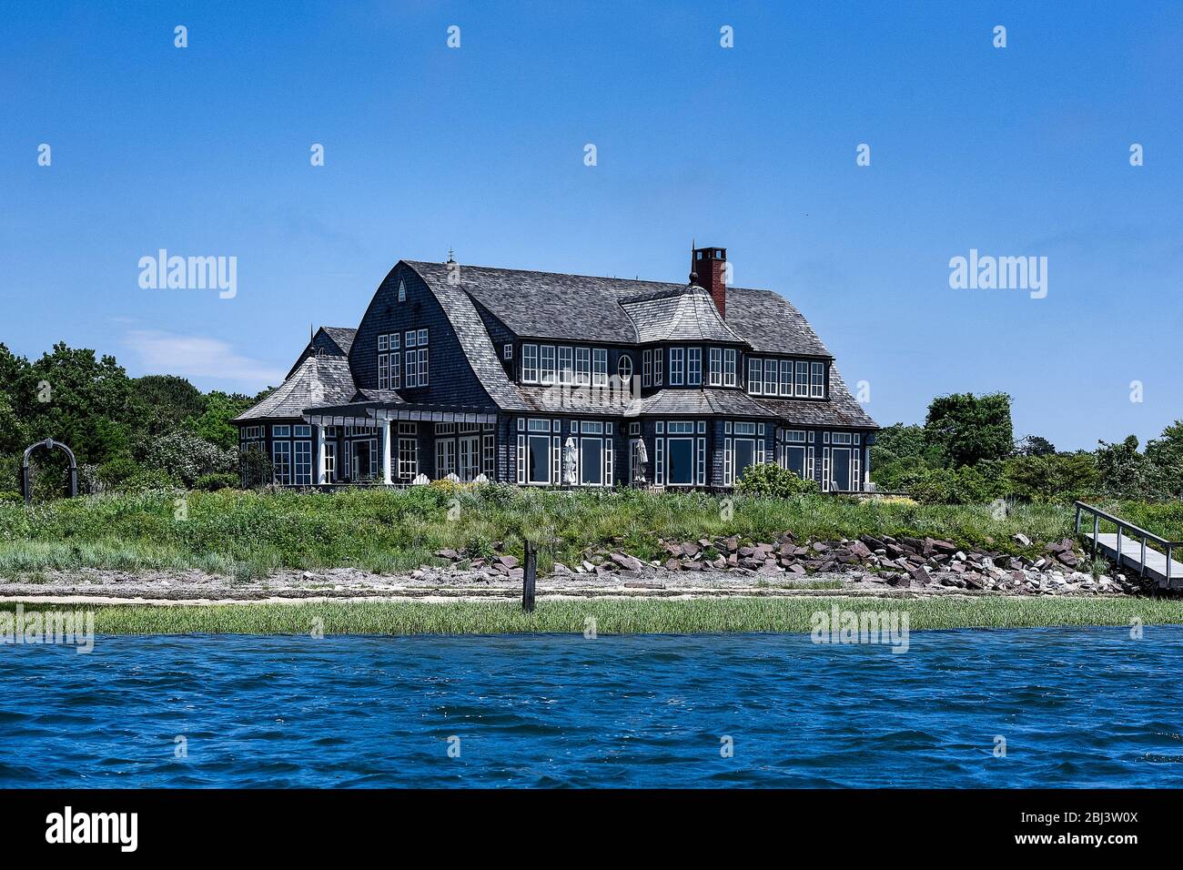 Maison de plage privée le long de la rivière Oyster Pond à Chatham, sur Cape Cod, dans le Massachusetts. Banque D'Images