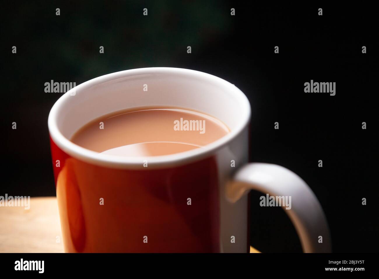 Vue rapprochée d'une partie d'un mug de thé chaud. Banque D'Images
