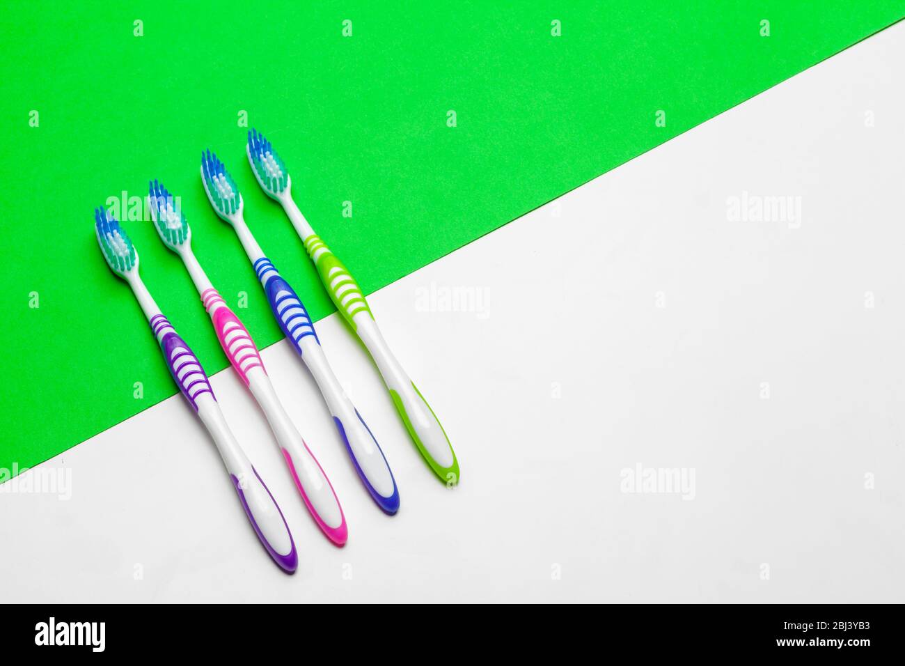 brosse à dents sur fond vert, concept de soins dentaires Banque D'Images