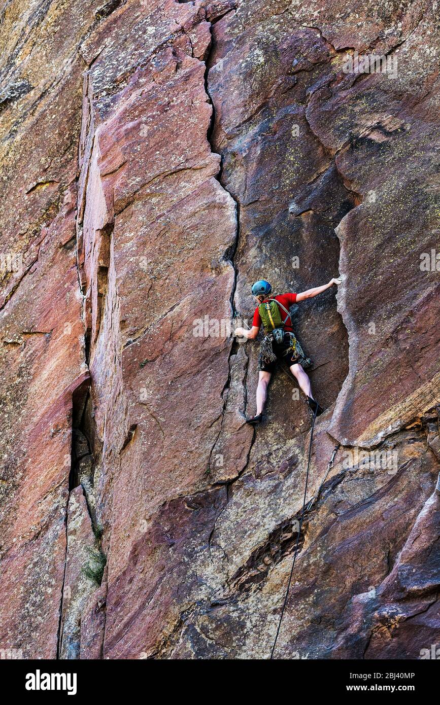 Escalade de l'homme dans le parc national d'Eldorado Canyon. Banque D'Images